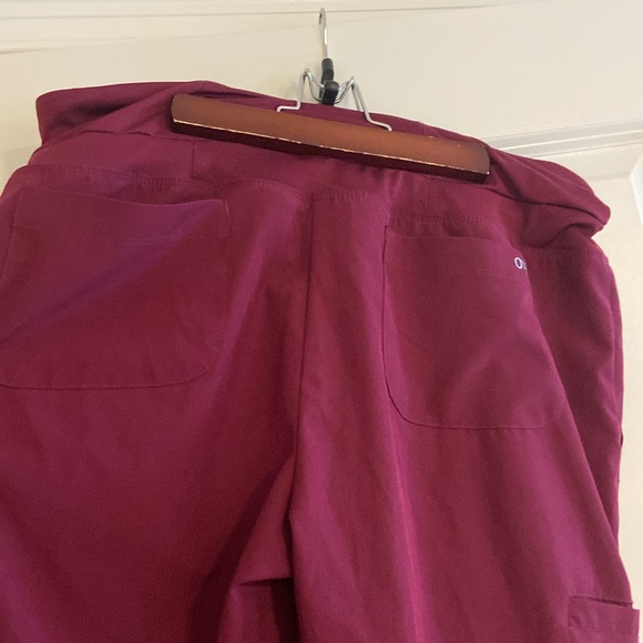 Excellent used condition size medium barco one wine scrub pants - Picture 4 of 6